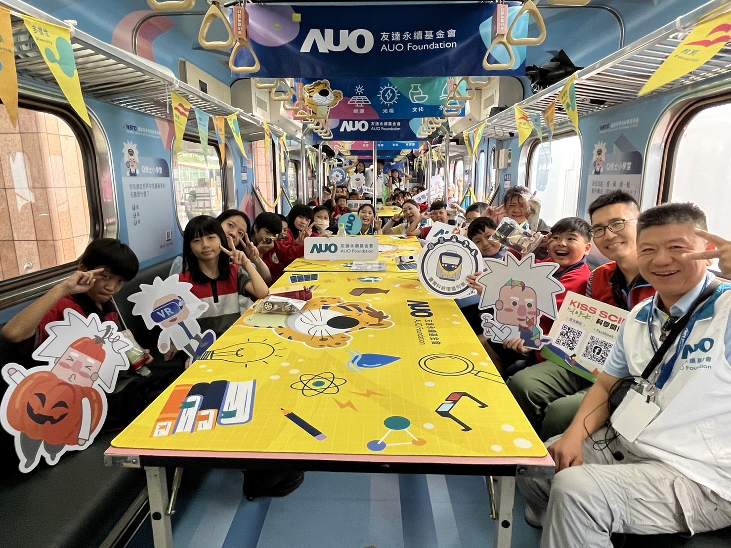 彩神永續基金會參與「臺灣科普環島列車」，設計基礎科學車廂課程，以「淨零碳排和永續能源」為主題，讓學生透過創意實驗認識淨零知識，以及思考生活中的減碳行為