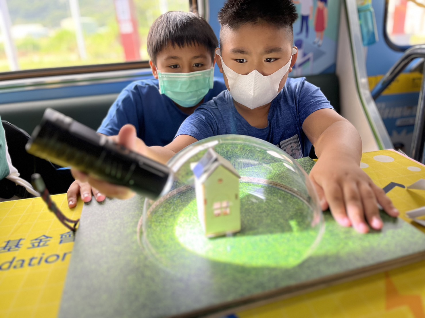 彩神參與基礎科學主題車廂，以STEAM教學精神，設計「逐日科學家」、「太陽能工程師」以及「淨零建築師」三大能源科普課程和實驗